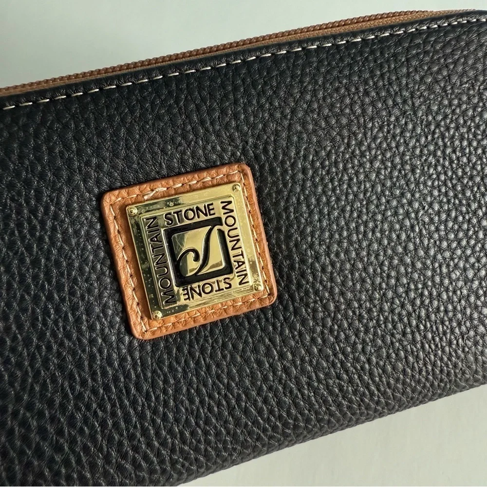 Stone Mountain Pebble Leather Wristlet Wallet Black Brown Zip Closure SZ Large